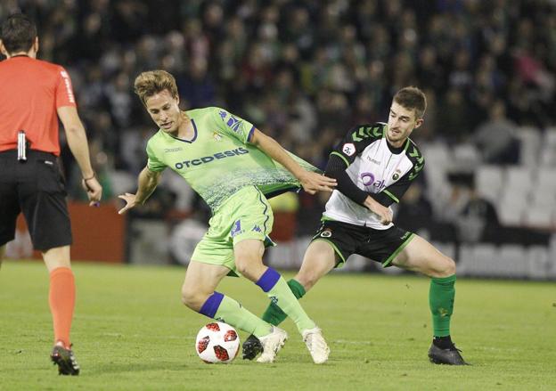 Quique Rivero trata de arrebatar el balón a Sergio Canales en el partido de Copa del Rey.