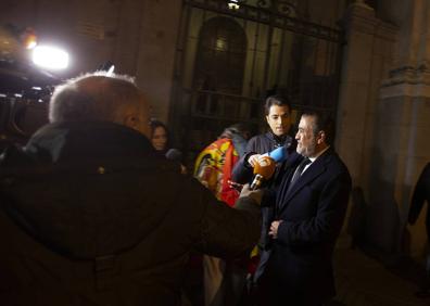 Imagen secundaria 1 - Centenares de personas acuden a misa franquista en el Valle de los Caídos