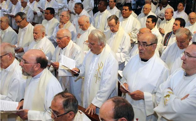 Varios sacerdotes, durante una misa.