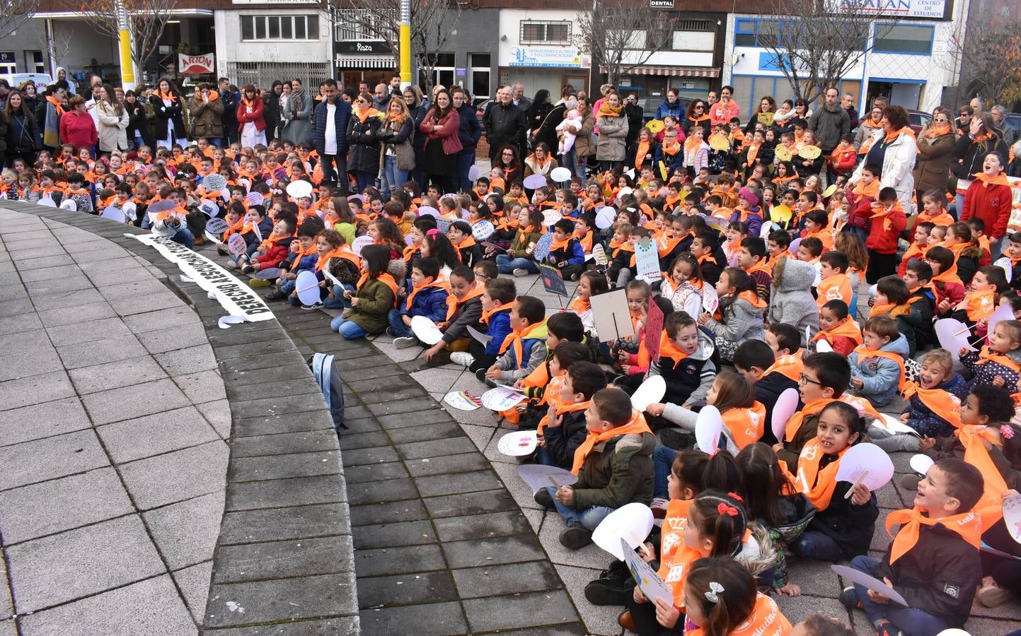 Los niños de Los Corrales y Cieza se manifiestan por las calles pidiendo mantener una tradición secundada en un bando por el Ayuntamiento