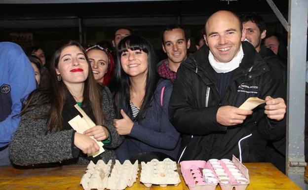 Grupo de jovenes en una de las casetas de la fiesta del Orujo. Fotografía: Pedro Álvarez