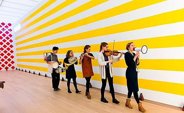Músicos itinerantes, 2016. Vista de instalación Martin Creed: SAY CHEESE!