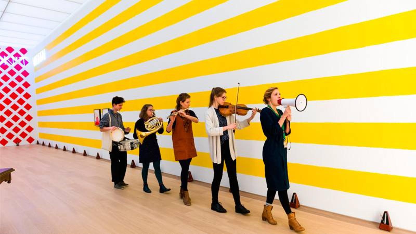 Martin Creed. Obra No. 2734. Músicos itinerantes, 2016. Vista de instalación Martin Creed: SAY CHEESE!, Museo Voorlinden, Wassenaar, Países Bajos, 20 de enero - 11 de junio de 2017