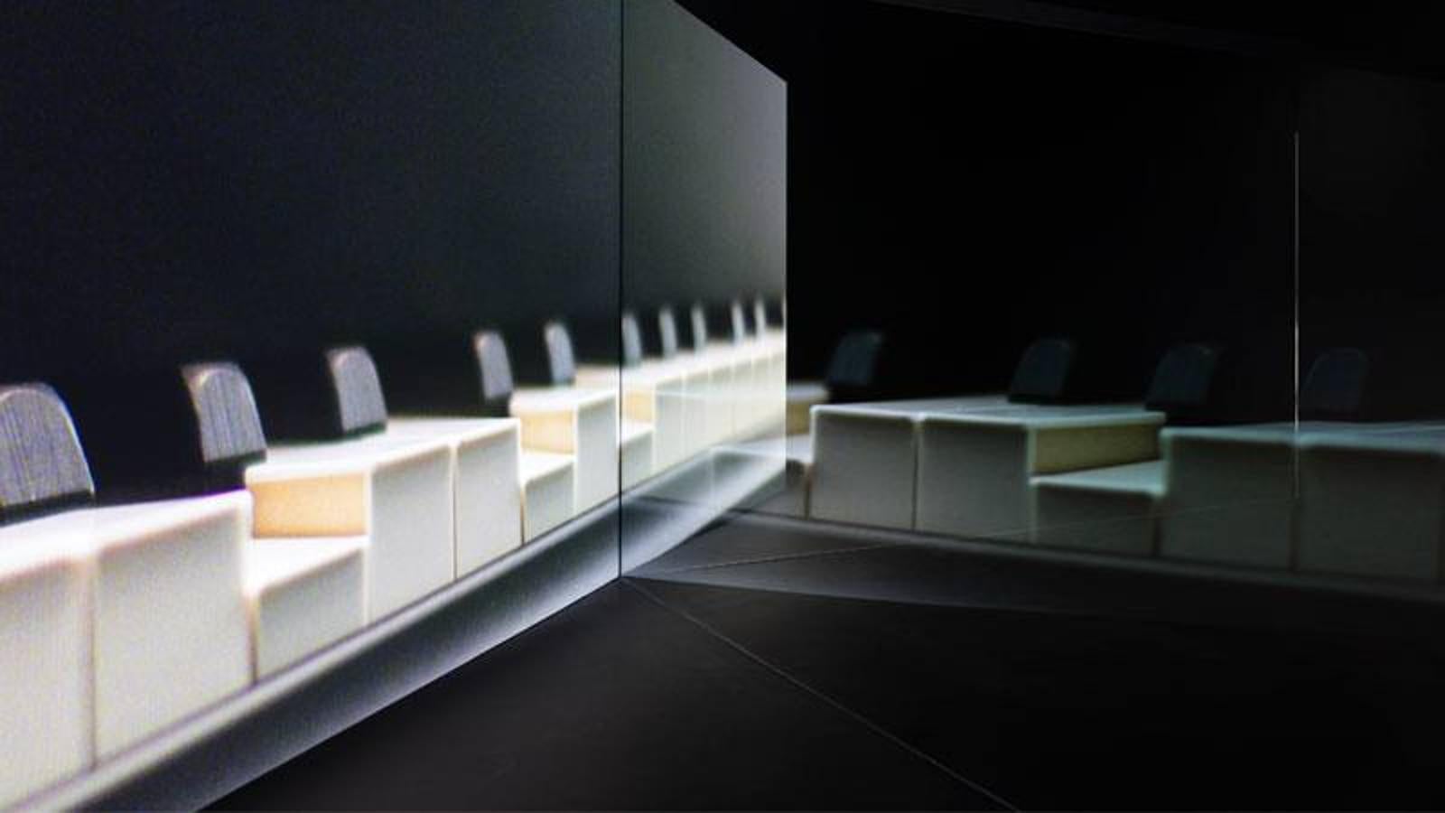 Anri Sala. Take Over, 2017. Proyecciones consecutivas de vídeo HD, color, sonido de 8 canales, elementos de vidrio. 7´56´´. 2,58 x 8,73 x 8,73 cm.