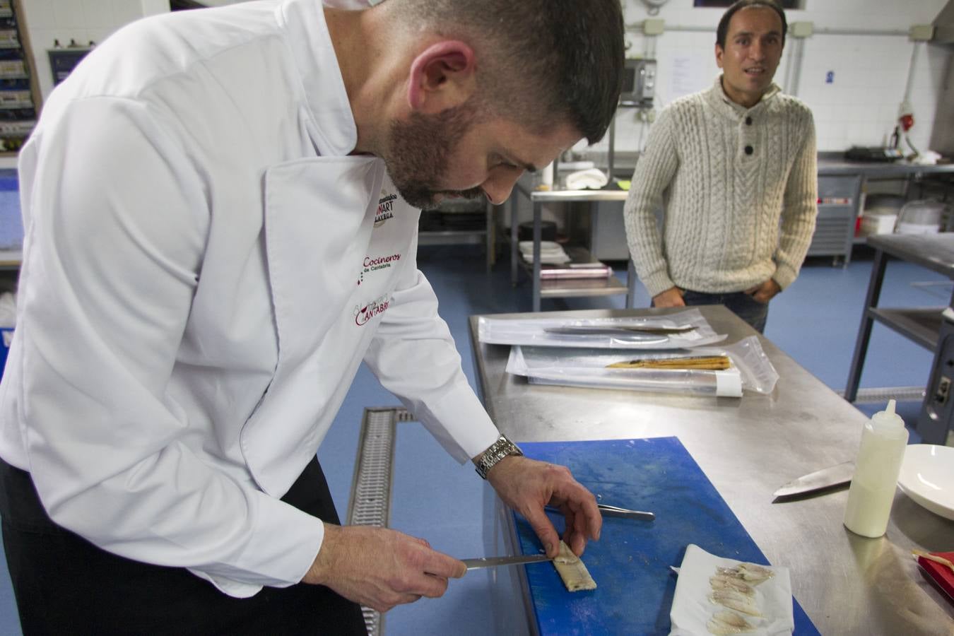 Amadeo Rodríguez lidera un proyecto que emprendió tras dejar de pescar angulas y que pretende la repoblar los ríos cántabros. Toni González, Juanma España, José Antonio Llorente y Cristian Cacho le acompañaron en la presentación del pruyecto