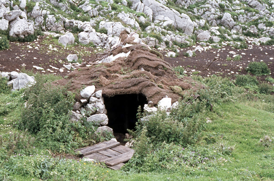 La familia de Rafael Suárez dona su archivo fotográfico al Pueblo de Asturias el archivo del montañero