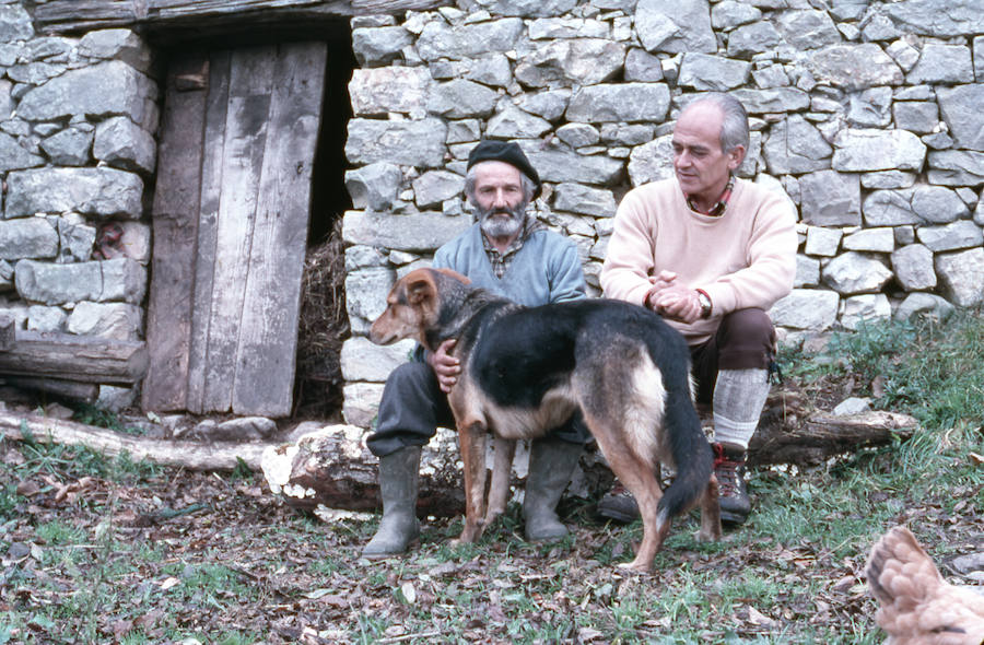 La familia de Rafael Suárez dona su archivo fotográfico al Pueblo de Asturias el archivo del montañero