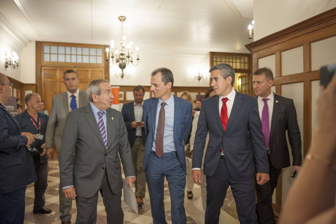 Imagen de archivo de Emilio Lora-Tamayo junto al ministro Pedro Duque y el delegado del Gobierno, Pablo Zuloaga, en la visita del ministro a La Magdalena.