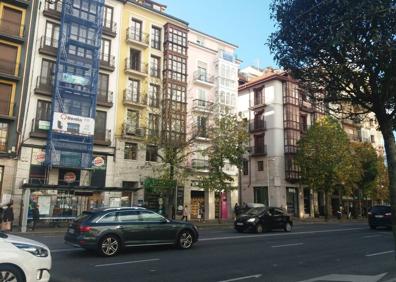 Imagen secundaria 1 - El edificio es el rosa que hace esquina. La entrada principal es por la calle Garmendia.