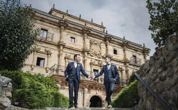 Imagen. Zoilo Yusta y Cristian da Costa se casaron en un palacio señorial de Villacarriedo.