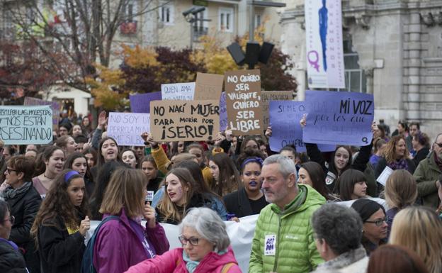 La manifestación ha finalizado en la plaza del Ayuntamiento de Santander.