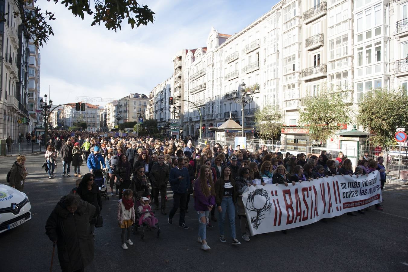 Cerca de 1.500 personas han participado en la manifestación que ha recorrido la capital cántabra reivindicando la igualdad real en la sociedad