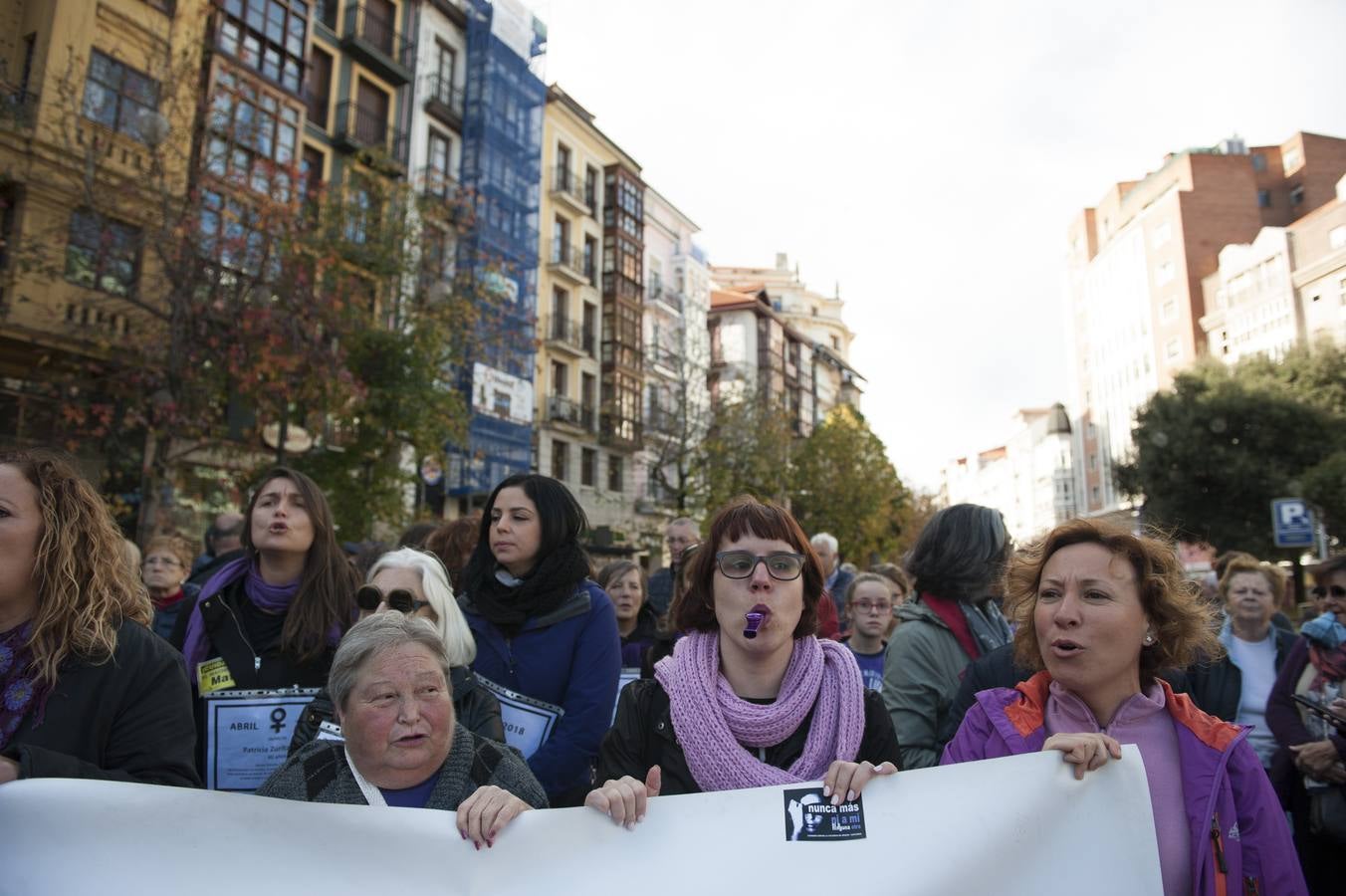 Cerca de 1.500 personas han participado en la manifestación que ha recorrido la capital cántabra reivindicando la igualdad real en la sociedad