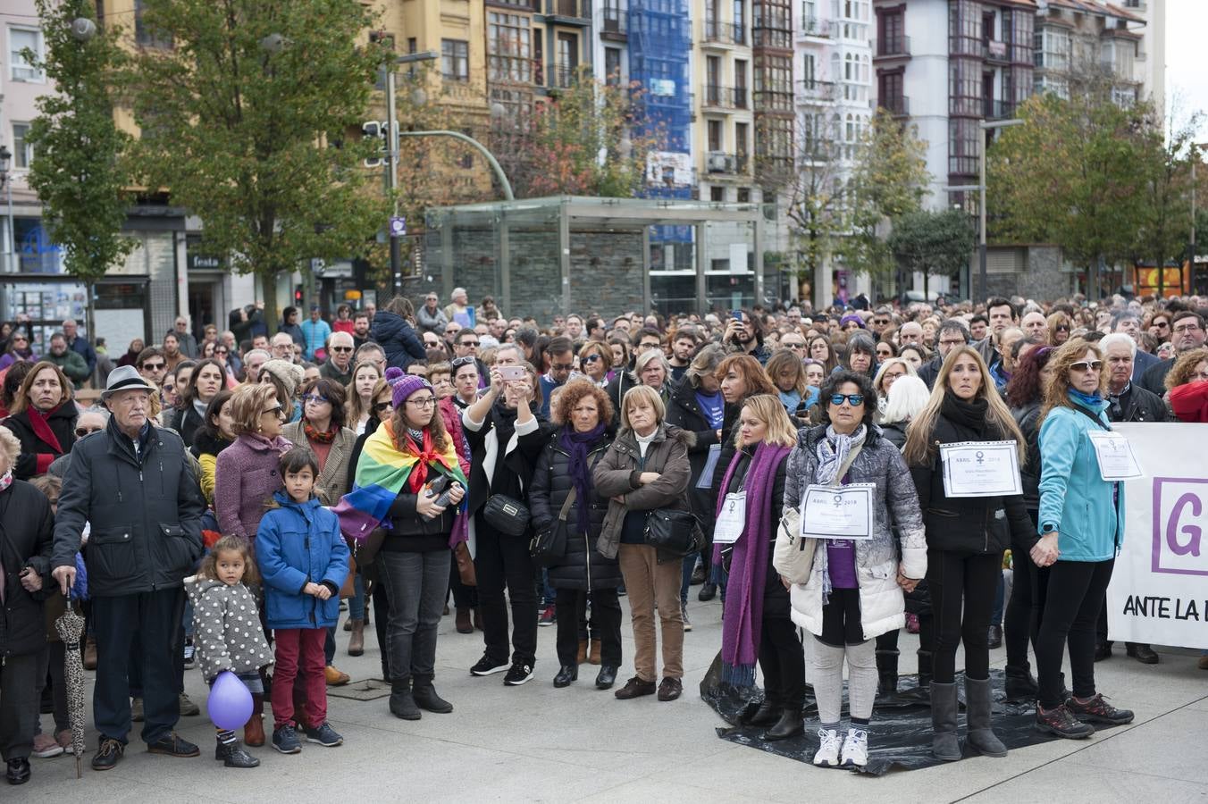 Cerca de 1.500 personas han participado en la manifestación que ha recorrido la capital cántabra reivindicando la igualdad real en la sociedad