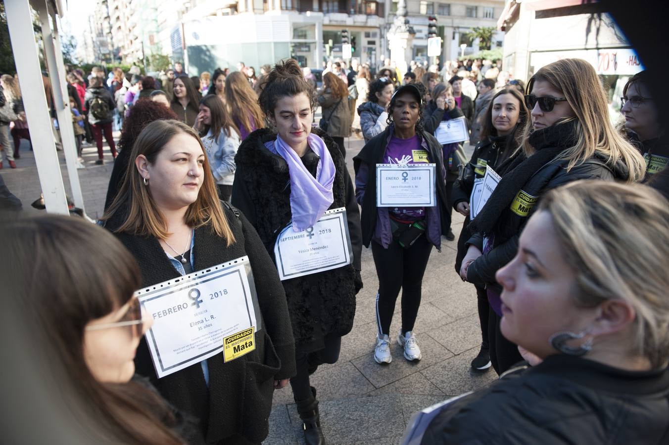 Cerca de 1.500 personas han participado en la manifestación que ha recorrido la capital cántabra reivindicando la igualdad real en la sociedad