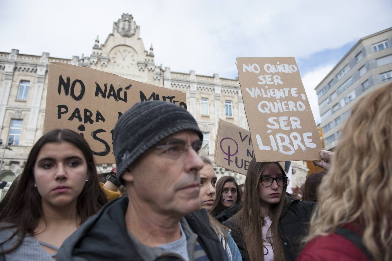 Cerca de 1.500 personas han participado en la manifestación que ha recorrido la capital cántabra reivindicando la igualdad real en la sociedad