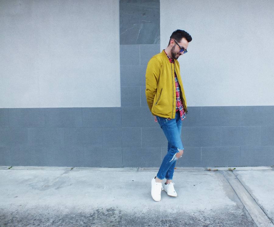 Huye de los colores más clásicos y apuesta por el brillo, como este look, en el que destaca la chaqueta tipo 'bomber'