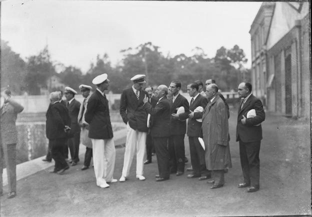 Imagen de la visita real a las instalaciones de los 'Talleres del Astillero' en agosto de 1930.