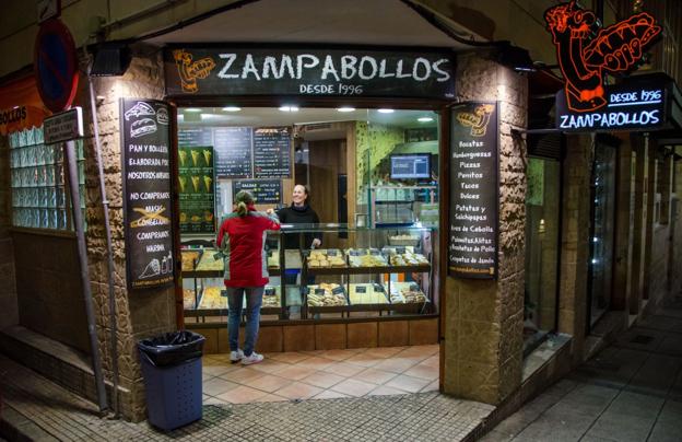 Una mujer realiza una compra en una tienda de la bocatería Zampabollos, firma que tiene varios establecimientos en Santander. :: dani pedriza