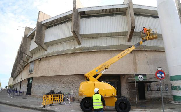 Imagen de archivo de trabajos de reparación del estadio 