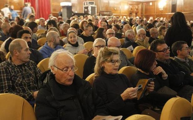 El Teatro Jovellanos se llenó para albergar la primera jornada de la Semana Internacional de Montaña Gijón . 