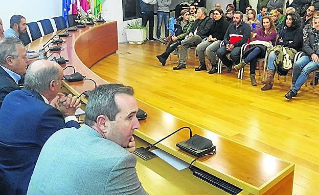 Más de cincuenta vecinos asistieron ayer a la reunión convocada por el Gobierno de Cantabria. 