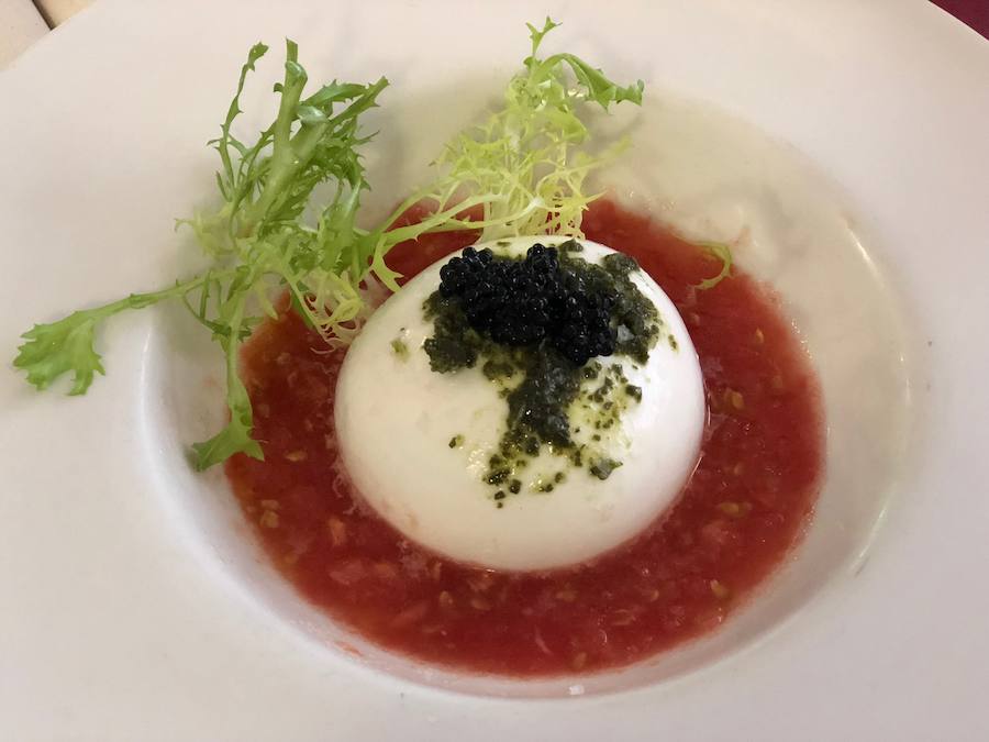 Burrata con caviar de anchoas y lágrimas doradas.