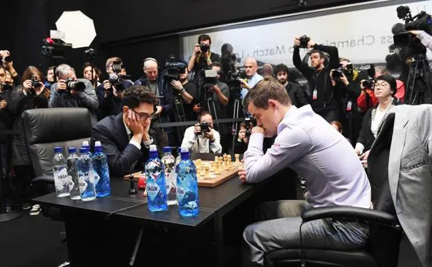 Magnus Carlsen (d) y Fabiano Caruana, durante las partidas rápidas.