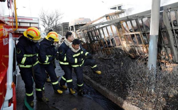 Bomberos luchan por encontrar supervivientes en la planta química de Zhangjiakou (China).