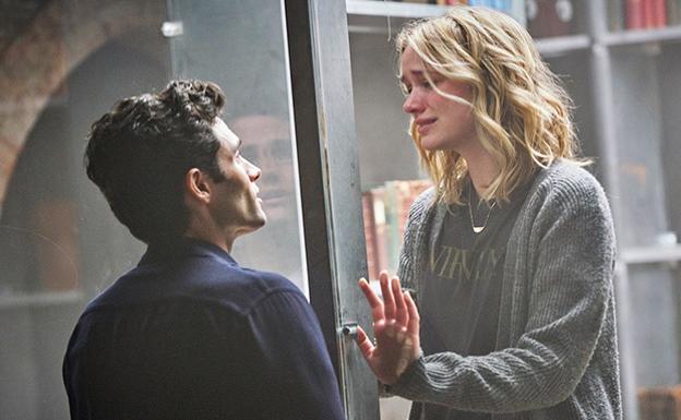 Penn Badgley y Elizabeth Lail son los protagonistas de 'You' (2018).