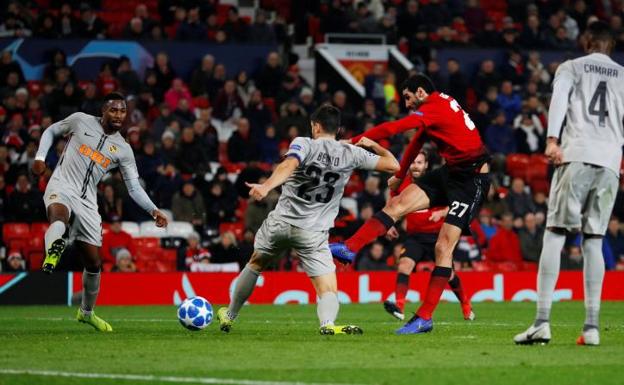 Fellaini ramata a puerta tras ayudarse con la mano en el control.