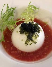 Imagen secundaria 2 - Arriba, solomillo con agridulce de cardamomo. A la izquierda, revuelto de setas de cardo y pie azul. A la derecha, burrata con caviar de anchoas y lágrimas doradas.