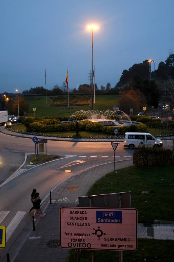 Fomento enciende el alumbrado en el principal acceso a Torrelavega y anuncia que cambiará las luminarias