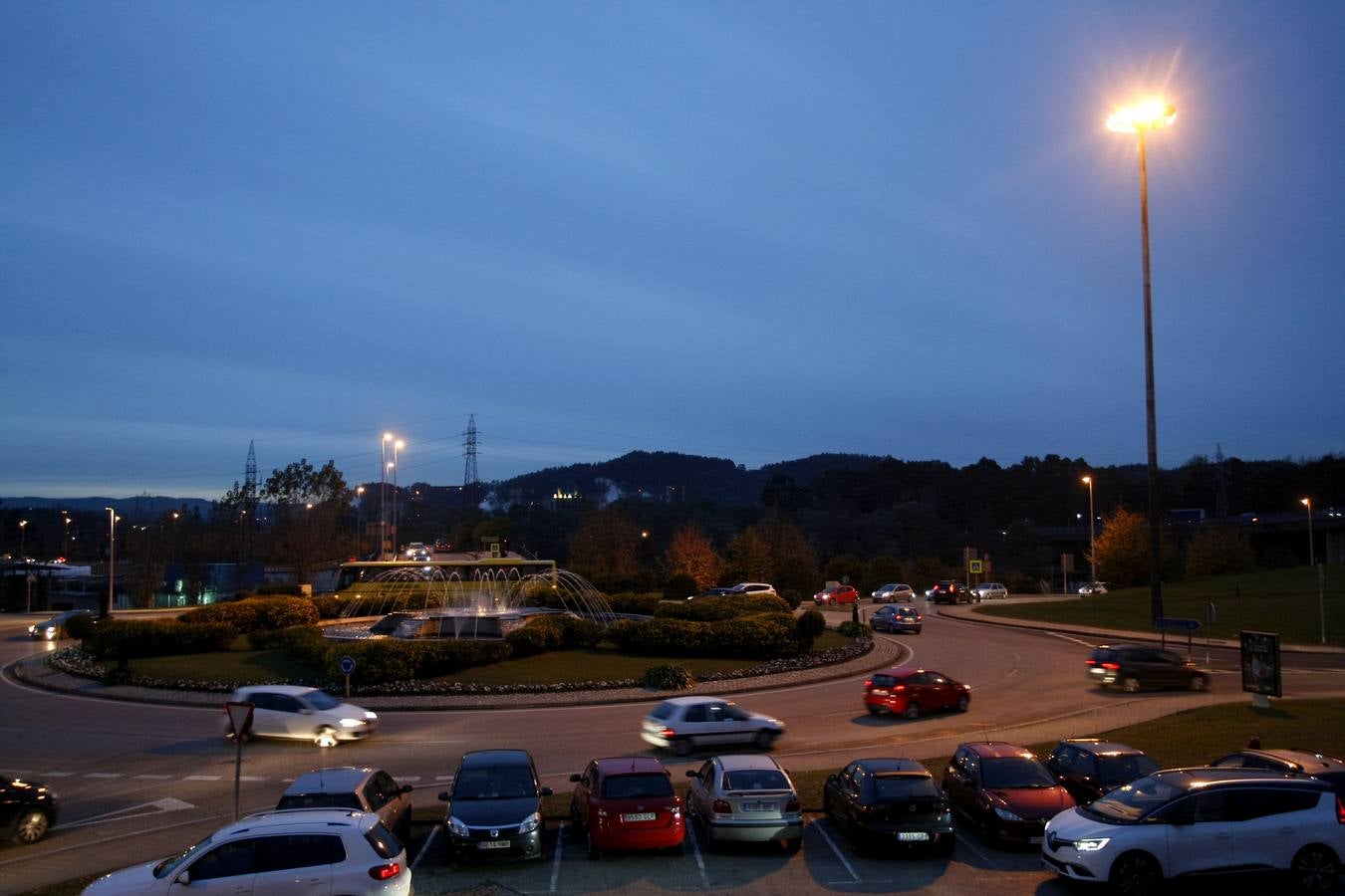 Fomento enciende el alumbrado en el principal acceso a Torrelavega y anuncia que cambiará las luminarias