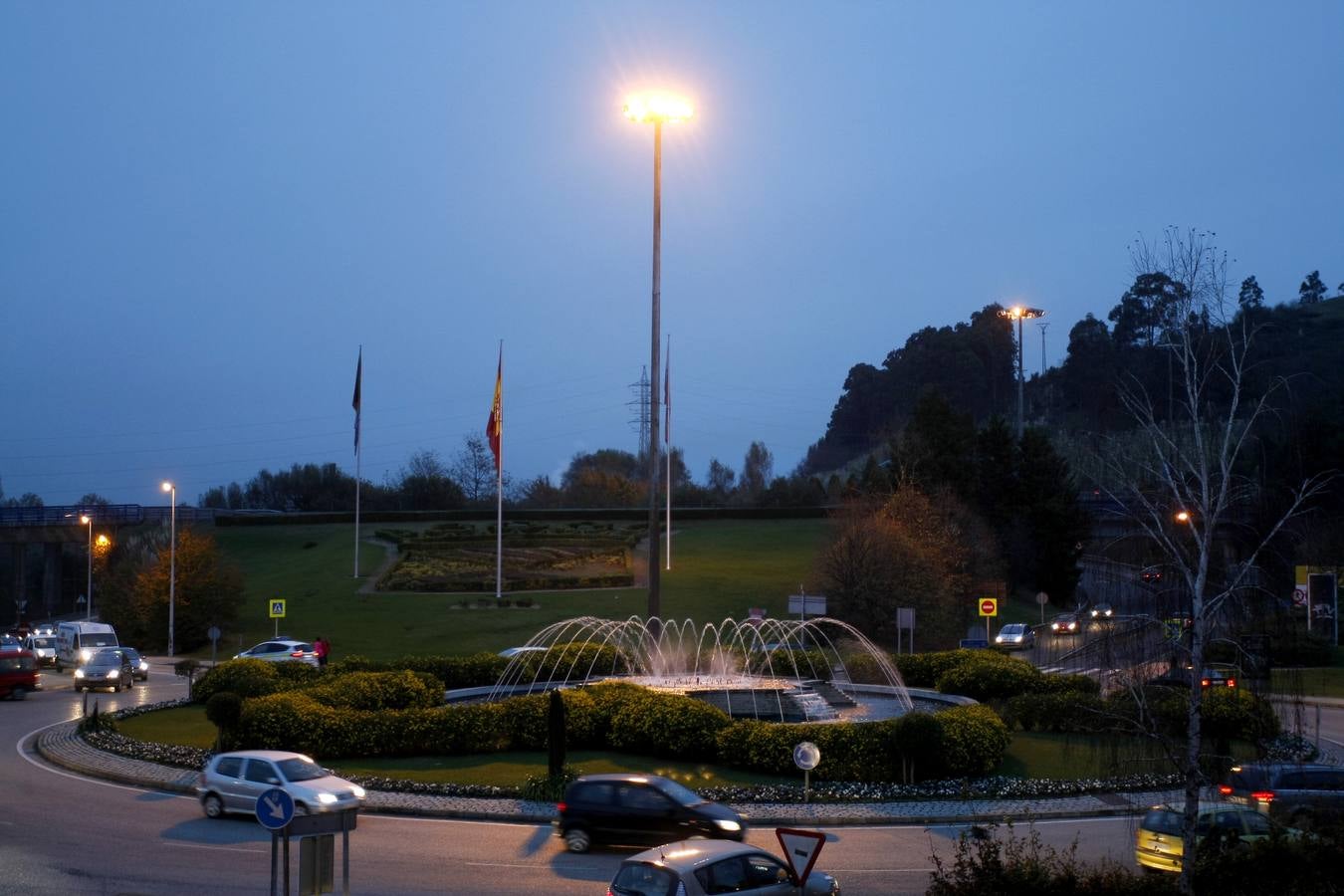 Fomento enciende el alumbrado en el principal acceso a Torrelavega y anuncia que cambiará las luminarias