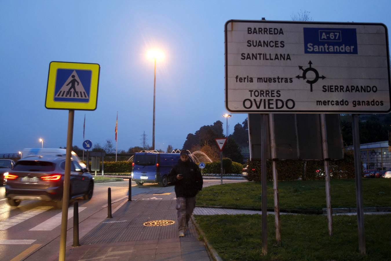 Fomento enciende el alumbrado en el principal acceso a Torrelavega y anuncia que cambiará las luminarias
