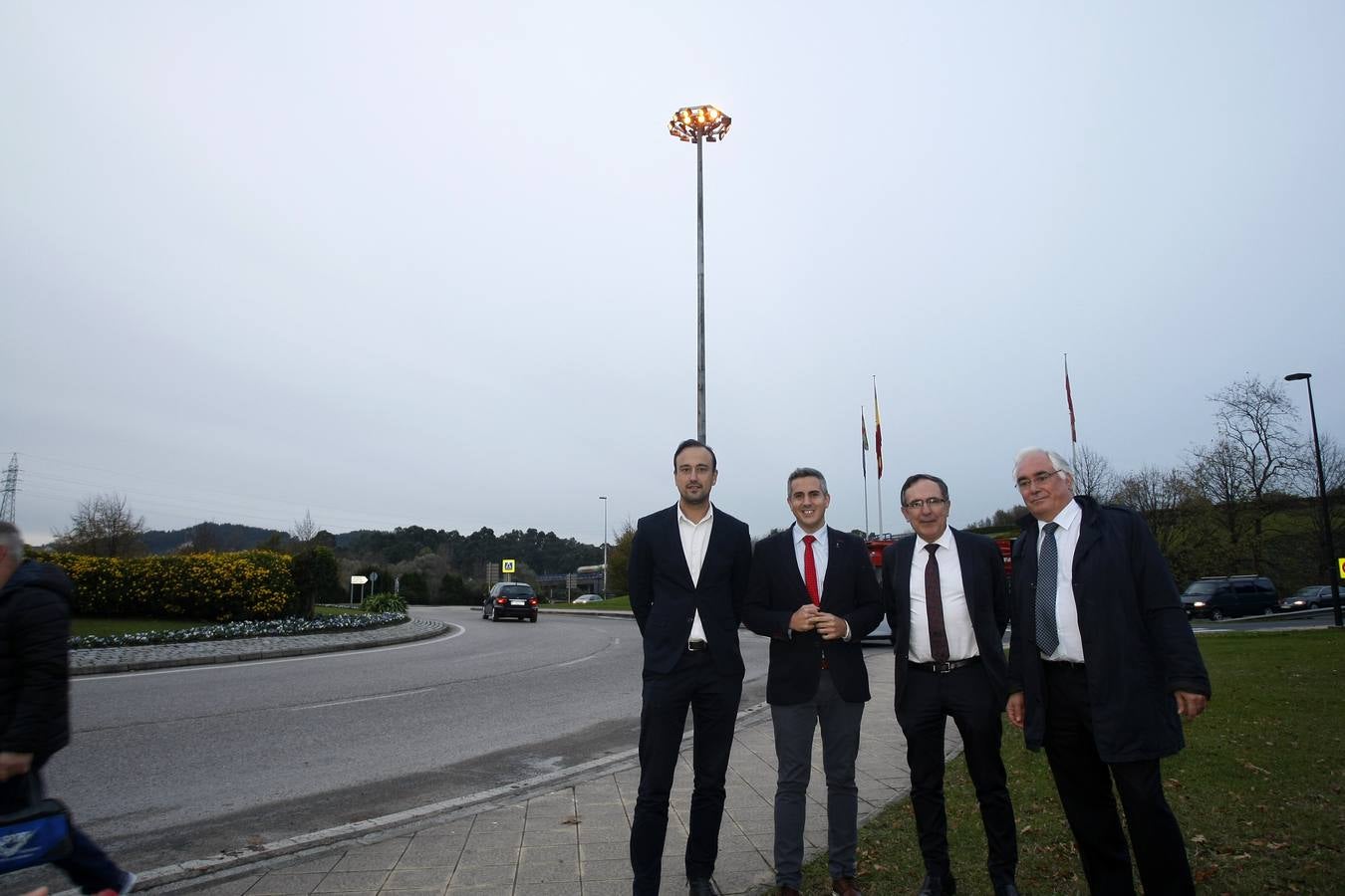 Fomento enciende el alumbrado en el principal acceso a Torrelavega y anuncia que cambiará las luminarias