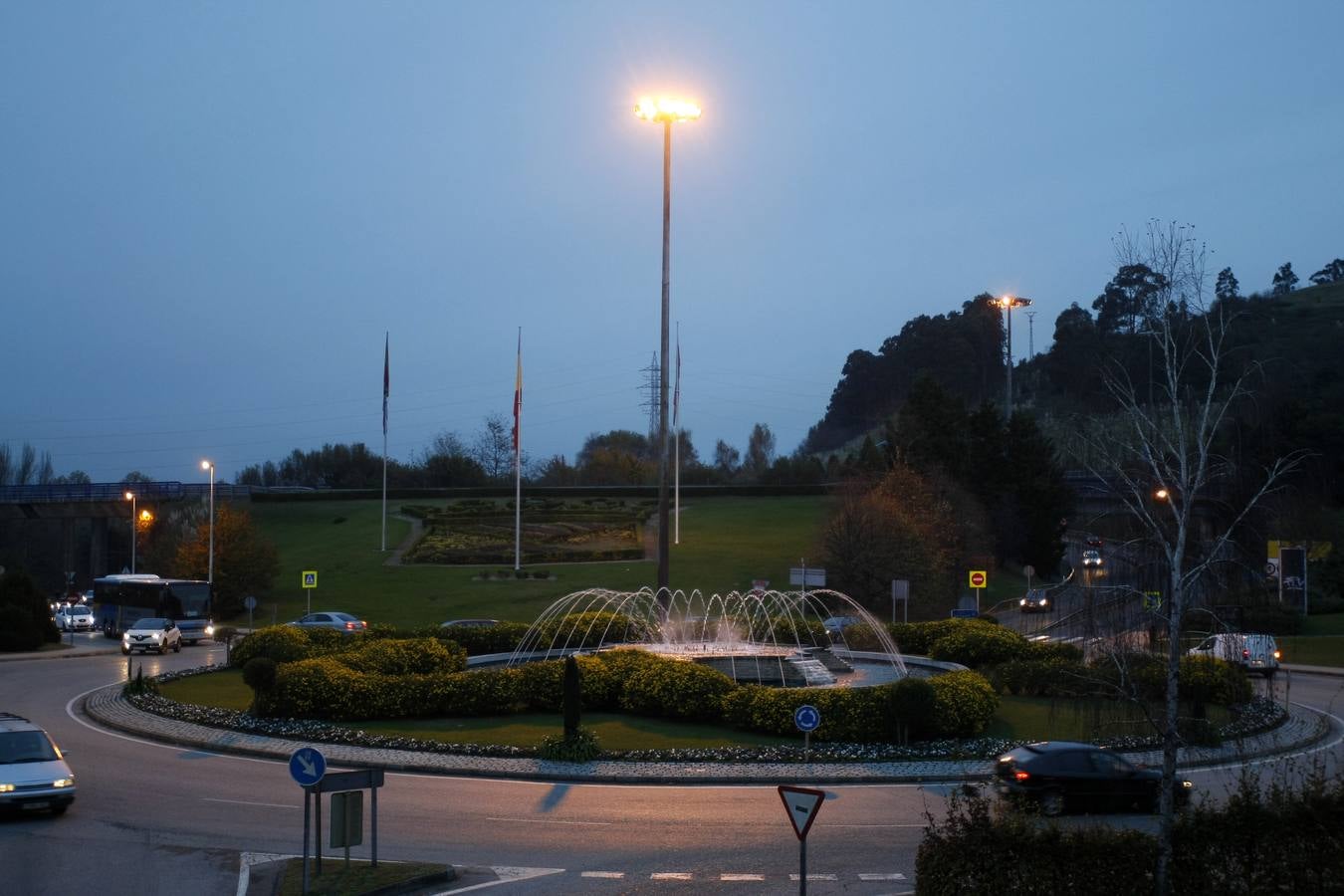 Fomento enciende el alumbrado en el principal acceso a Torrelavega y anuncia que cambiará las luminarias