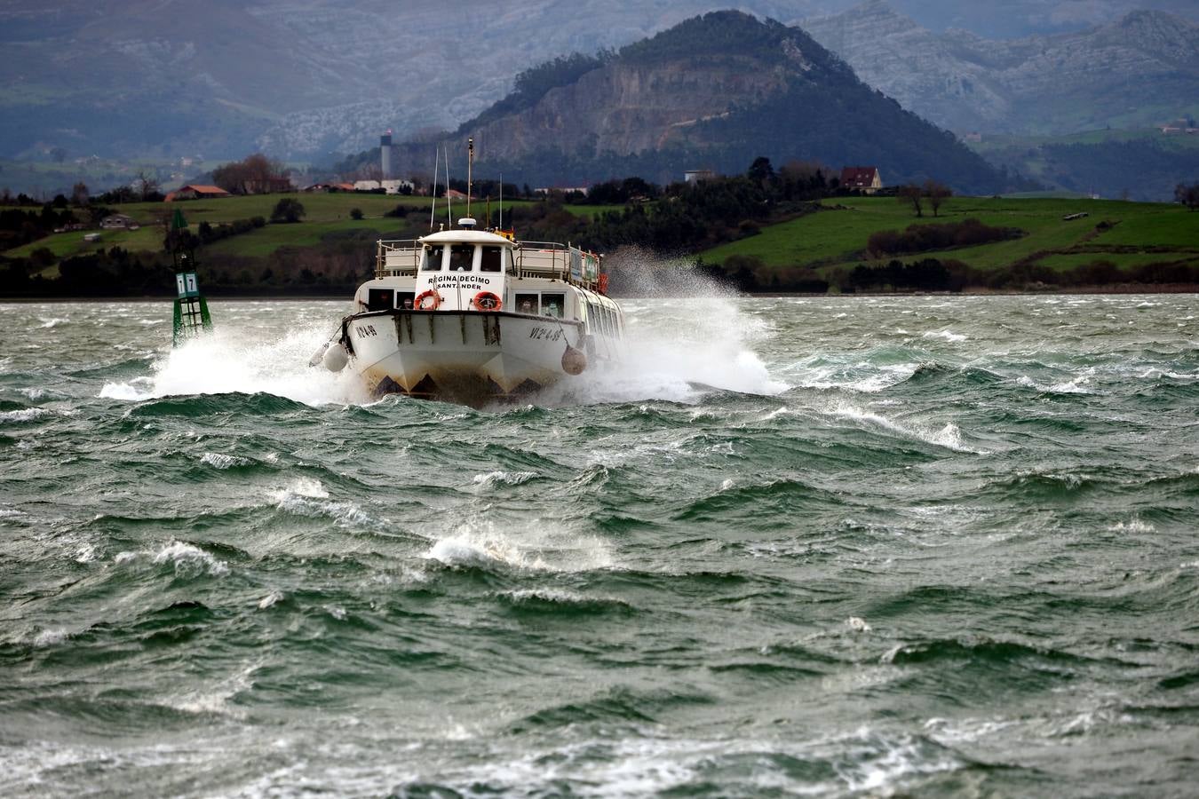 Así está hoy la bahía de Santander, azotada por el viento Sur