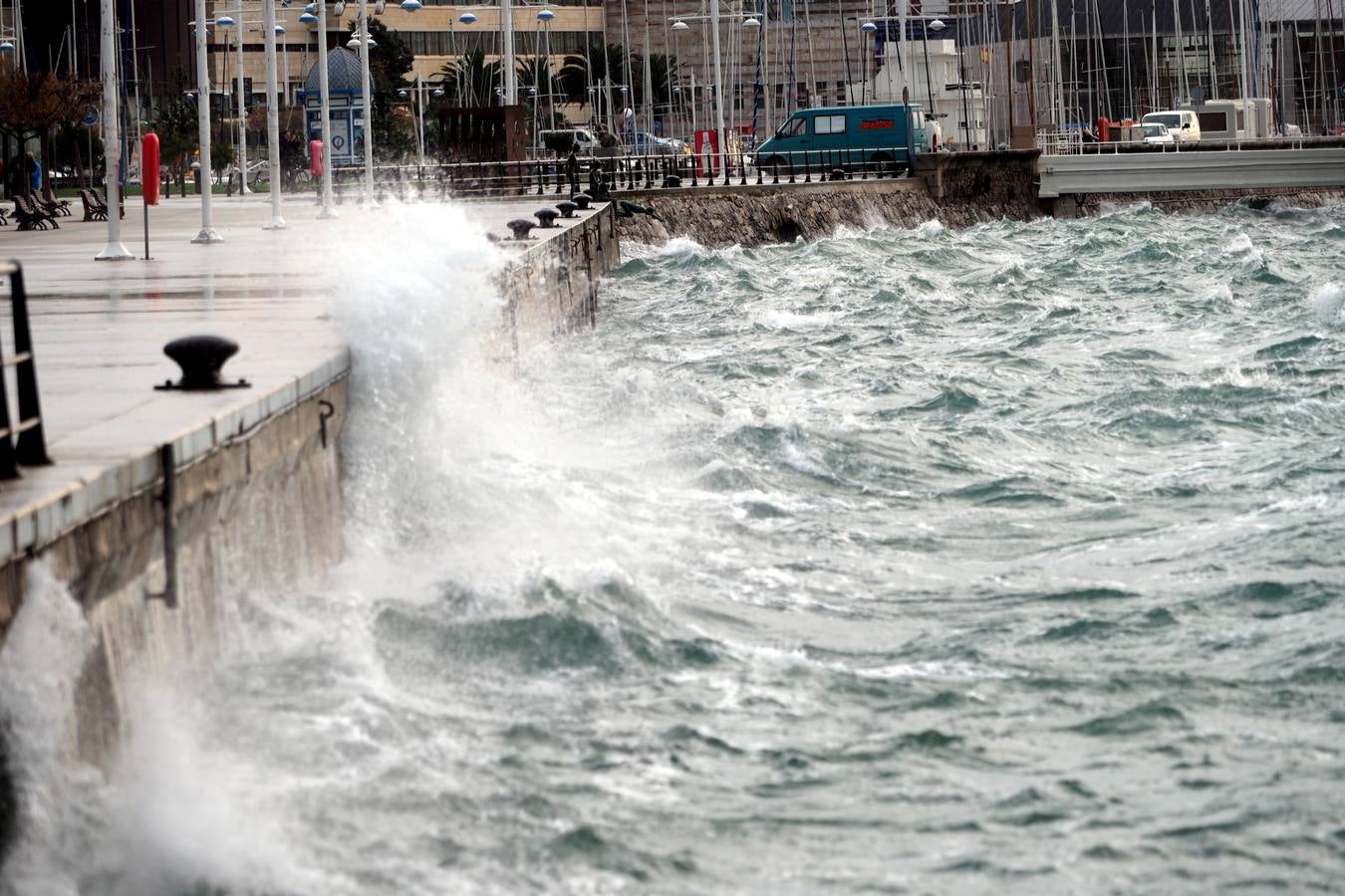 Así está hoy la bahía de Santander, azotada por el viento Sur