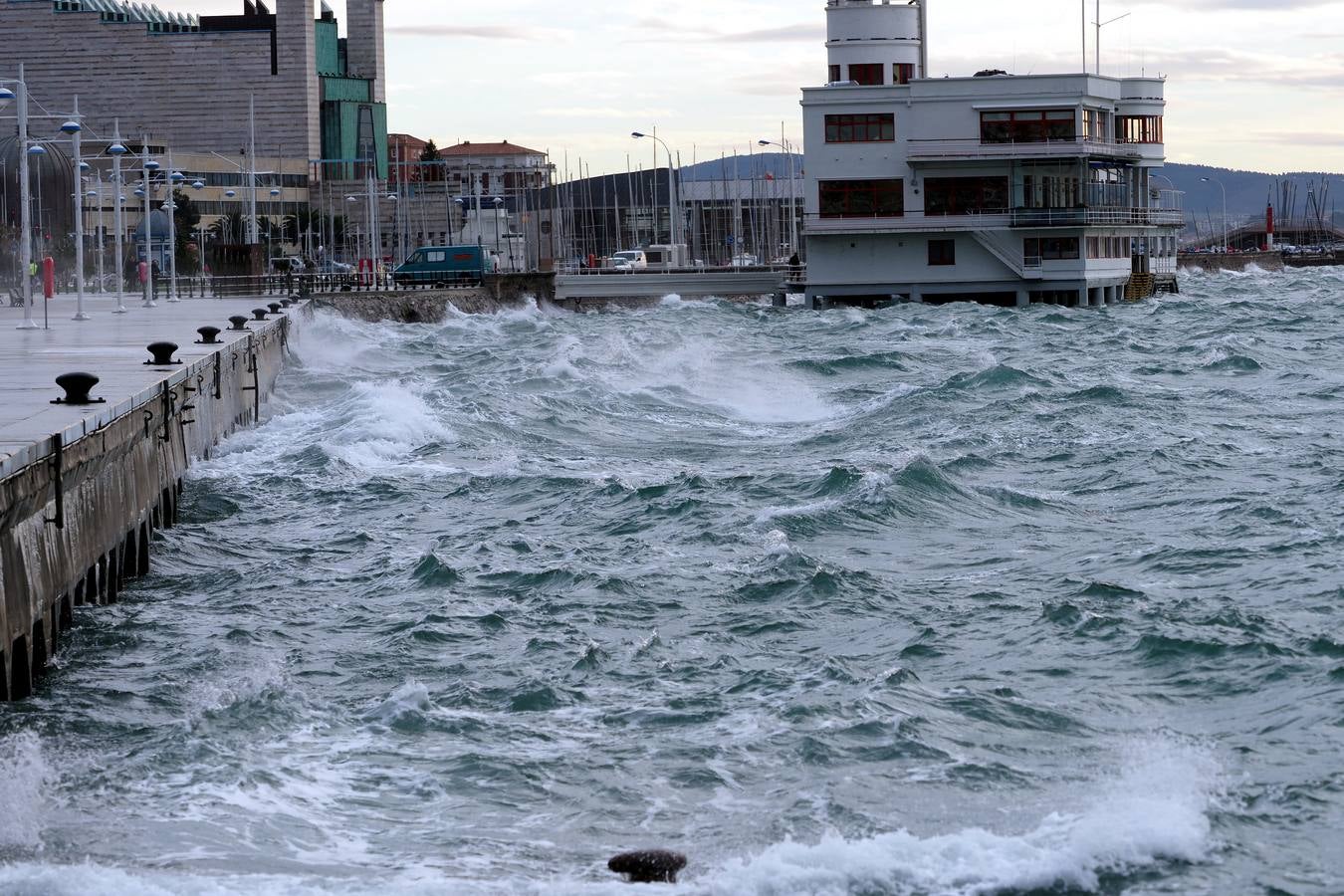 Así está hoy la bahía de Santander, azotada por el viento Sur