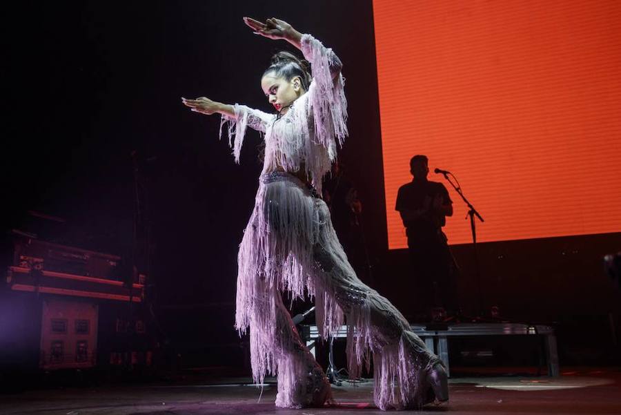 En su primera colección para Pull&Bear refleja su lado más urbano y chandalero, pero sin dejar atrás su estética flamenca