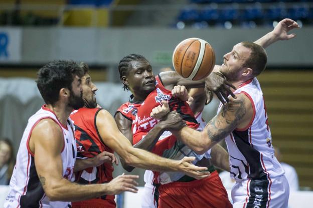 Placide, el hombre de referencia del Igualatorio, se encuentra con su selección y se perderá el partido del sábado en Salamanca.