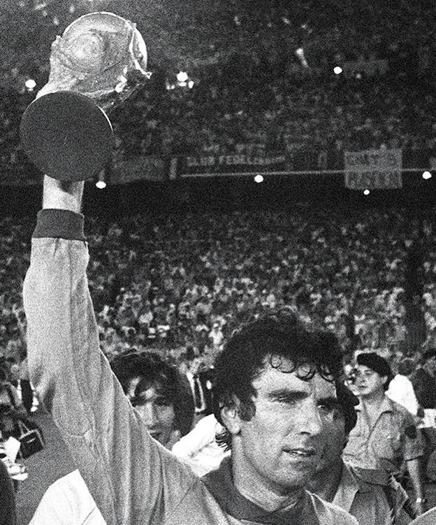 Dino Zoff alza la Copa del Mundo que conquistó Italia en el antiago Bernabéu. 