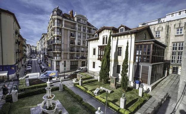 La Casa Museo de Menéndez Pelayo, con su jardín, está integrada en el entramado bibliotecario y cultural santanderino. 