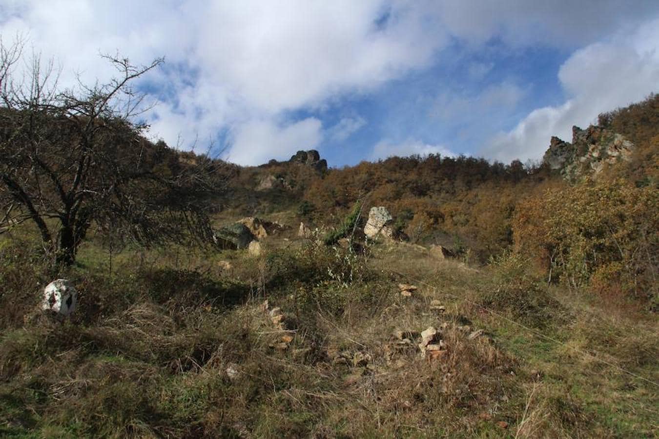 La ermita de Sebrango fue desplazada por el argayo y quedó reducida a piedras y maleza