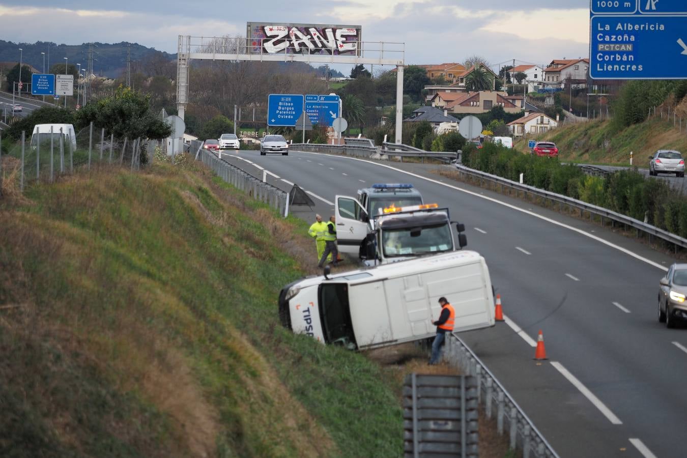 Una furgoneta ha volcado esta mañana en la S-20, en un accidente sin heridos que ha generado retenciones a primera hora para entrar en Santander