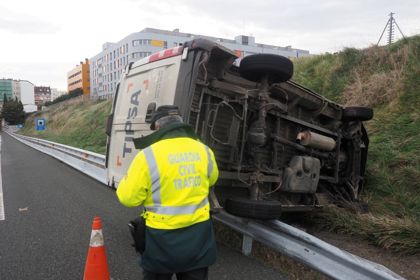 Una furgoneta ha volcado esta mañana en la S-20, en un accidente sin heridos que ha generado retenciones a primera hora para entrar en Santander