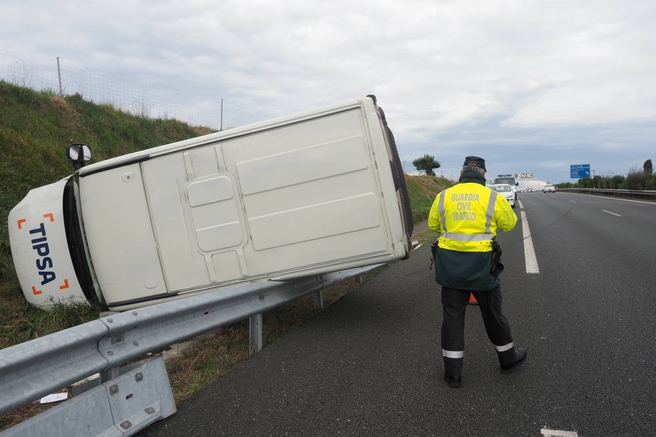 Una furgoneta ha volcado esta mañana en la S-20, en un accidente sin heridos que ha generado retenciones a primera hora para entrar en Santander