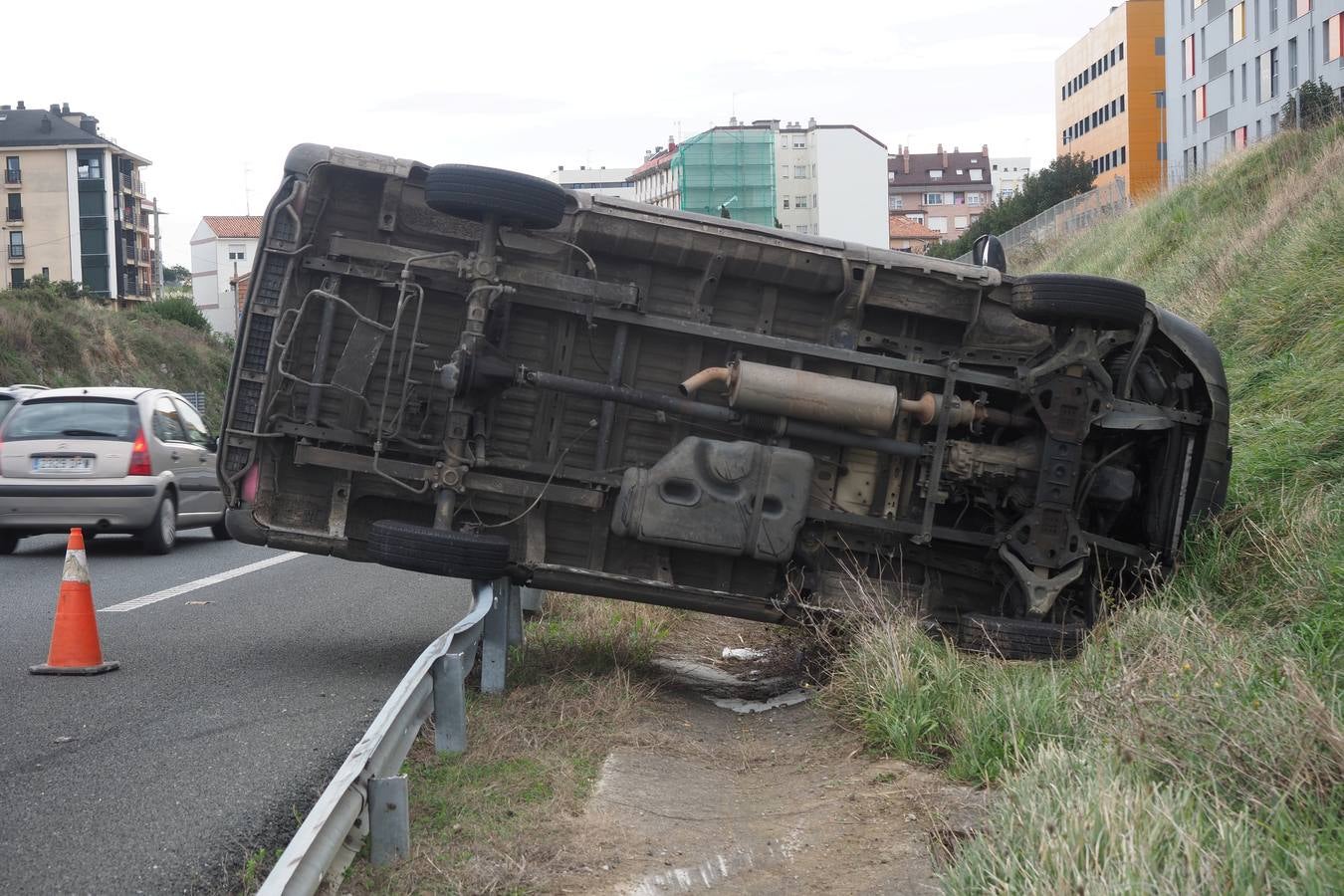 Una furgoneta ha volcado esta mañana en la S-20, en un accidente sin heridos que ha generado retenciones a primera hora para entrar en Santander